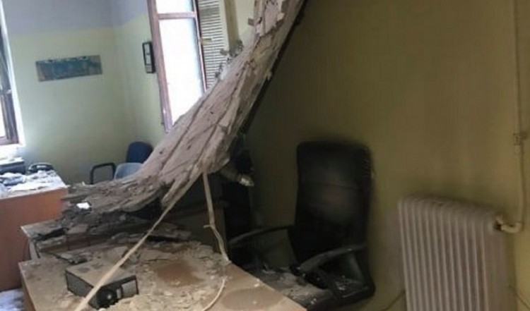 Θεσσαλονίκη: Κατέρρευσε οροφή σε αίθουσα του Ιπποκράτειου!