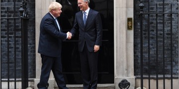 Το Λονδίνο αναστέλλει τις εξαγωγές όπλων προς την Άγκυρα