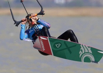Το kitesurf γίνεται... μόδα στην Αμισό!