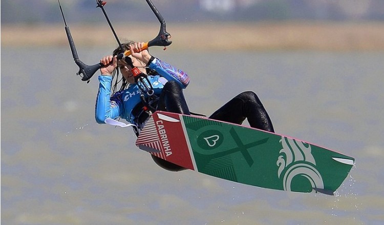 Το kitesurf γίνεται... μόδα στην Αμισό!