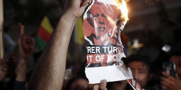 Πορείες Κούρδων σε Αθήνα-Θεσσαλονίκη για την τουρκική εισβολή στη Συρία