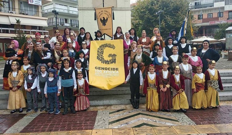 Ξάνθη: Με πανό για τη Γενοκτονία των Ποντίων στην παρέλαση για τα 100 χρόνια από την απελευθέρωση της πόλης (βίντεο)