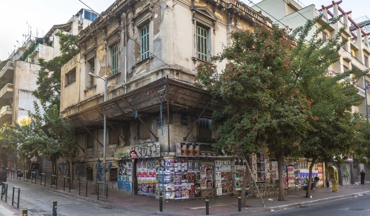 «Εμπορική επιχείρηση» ναρκωτικών σε ακατοίκητο κτήριο δίπλα στην ΑΣΟΕΕ – Δέκα συλλήψεις