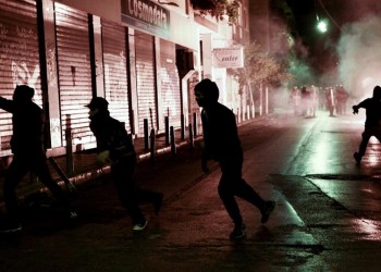 Επίθεση στα ΜΑΤ στα Εξάρχεια – Τραυματίστηκε αστυνομικός