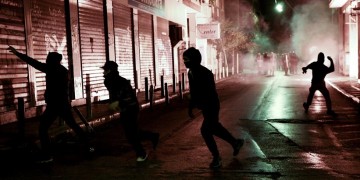 Επίθεση στα ΜΑΤ στα Εξάρχεια – Τραυματίστηκε αστυνομικός