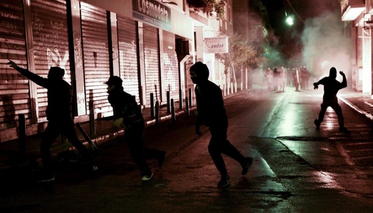 Επίθεση στα ΜΑΤ στα Εξάρχεια – Τραυματίστηκε αστυνομικός