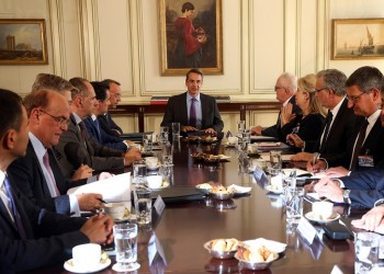 Τι συμφώνησαν Μητσοτάκης-τραπεζίτες και πώς επηρεάζονται οι τραπεζικές χρεώσεις