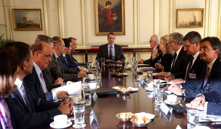 Τι συμφώνησαν Μητσοτάκης-τραπεζίτες και πώς επηρεάζονται οι τραπεζικές χρεώσεις