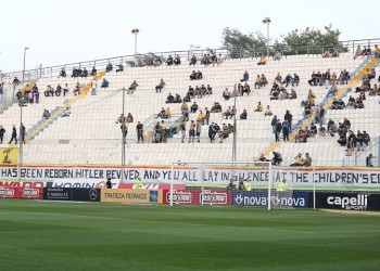 ΑΕΚ-Βόλος: Τα πανό των οπαδών της Ένωσης για τη Συρία