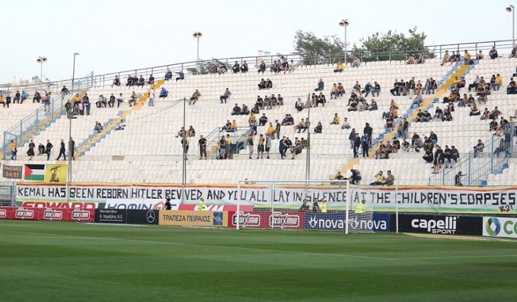 ΑΕΚ-Βόλος: Τα πανό των οπαδών της Ένωσης για τη Συρία