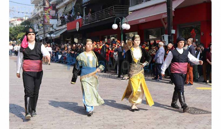 Με καμάρι και υπερηφάνεια παρέλασαν οι Πόντιοι στα Γιαννιτσά (βίντεο)