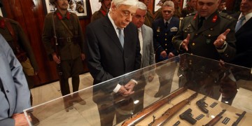 Έκθεση με προσωπικά αντικείμενα πεσόντων του Ελληνοϊταλικού Πολέμου εγκαινίασε ο ΠτΔ