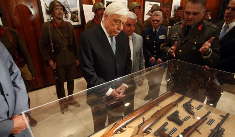 Έκθεση με προσωπικά αντικείμενα πεσόντων του Ελληνοϊταλικού Πολέμου εγκαινίασε ο ΠτΔ