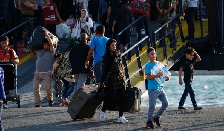 Μεταφορά 1.000 αιτούντων άσυλο από τα νησιά στην ενδοχώρα