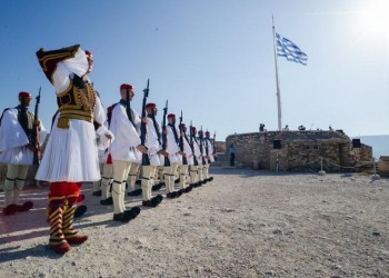 Έπαρση της ελληνικής σημαίας στην Ακρόπολη για τα 75 χρόνια από την απελευθέρωση της πόλης (βίντεο)