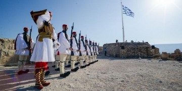 Έπαρση της ελληνικής σημαίας στην Ακρόπολη για τα 75 χρόνια από την απελευθέρωση της πόλης (βίντεο)