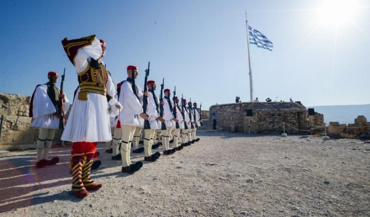 Έπαρση της ελληνικής σημαίας στην Ακρόπολη για τα 75 χρόνια από την απελευθέρωση της πόλης (βίντεο)