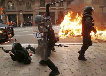 Καίγεται η Βαρκελόνη – Συγκρούσεις αυτονομιστών με τα ΜΑΤ (φωτο)