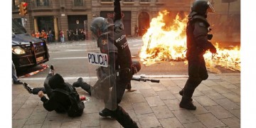 Καίγεται η Βαρκελόνη – Συγκρούσεις αυτονομιστών με τα ΜΑΤ (φωτο)