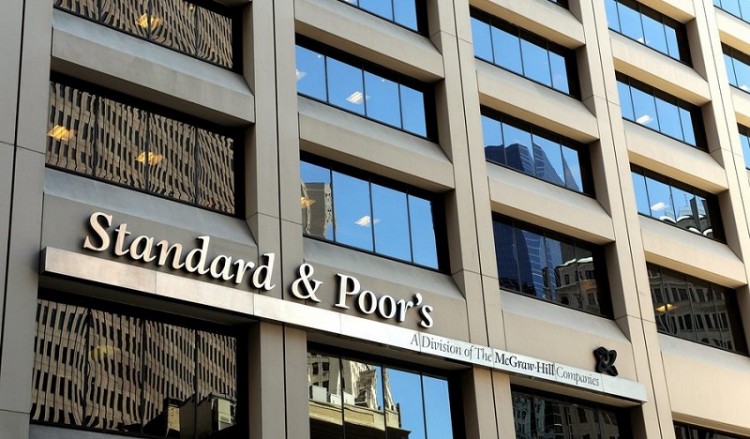 Ο οίκος S&P αναβάθμισε το μακροπρόθεσμο αξιόχρεο της Ελλάδας σε ΒΒ- από Β+