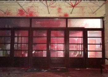 Βανδάλισαν με μπογιές το δημαρχείο Πεντέλης