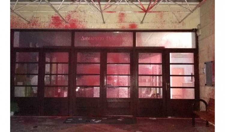 Βανδάλισαν με μπογιές το δημαρχείο Πεντέλης