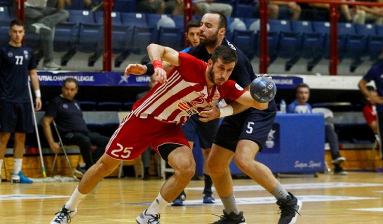 Ο Ολυμπιακός έδιωξε τον Τούρκο που χαιρέτησε στρατιωτικά