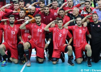 Τούρκοι παίκτες ελληνικών ομάδων χαιρετούν στρατιωτικά σε αγώνα χάντμπολ