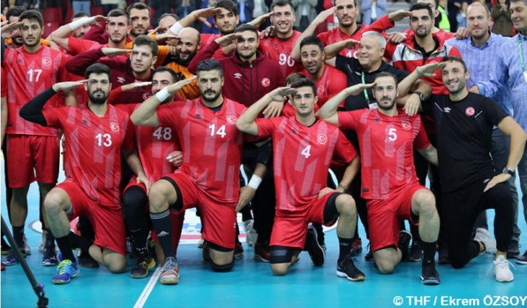 Τούρκοι παίκτες ελληνικών ομάδων χαιρετούν στρατιωτικά σε αγώνα χάντμπολ
