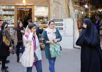 Νέα ένταση στις σχέσεις Τουρκίας-Γαλλίας για τη μαντίλα