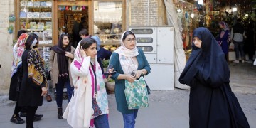 Νέα ένταση στις σχέσεις Τουρκίας-Γαλλίας για τη μαντίλα