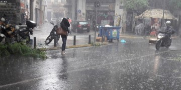 Μέτωπο ισχυρών καταιγίδων επηρεάζει τη χώρα – Χαλάζι και στην Αττική