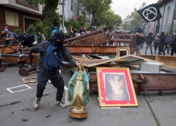 Χιλή: Διαδηλωτές πυρπόλησαν πανεπιστήμιο, λεηλάτησαν εκκλησία (βίντεο, φωτο)