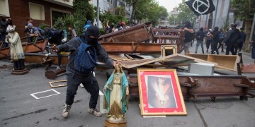 Χιλή: Διαδηλωτές πυρπόλησαν πανεπιστήμιο, λεηλάτησαν εκκλησία (βίντεο, φωτο)