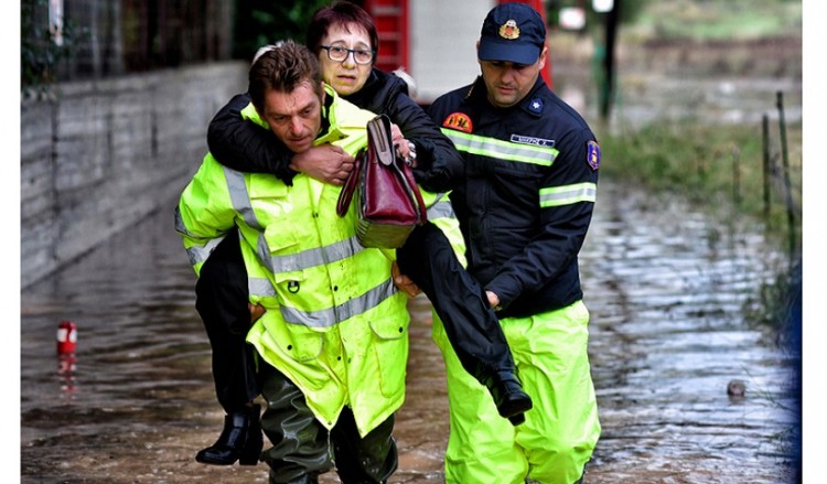 Κινδύνευσαν ζωές στην Κινέτα από την κακοκαιρία – Τόνοι φερτών υλικών στην Εθνική (φωτο, βίντεο)