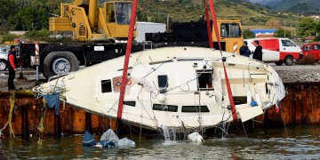 Κακοκαιρία στο Αντίρριο: Έλληνες οι δύο νεκροί από την ανατροπή του σκάφους