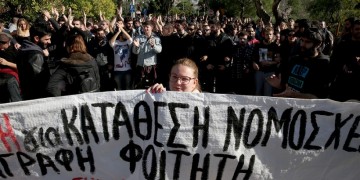 Επεισόδια μεταξύ ΜΑΤ και φοιτητών στο Καβούρι