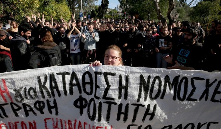 Επεισόδια μεταξύ ΜΑΤ και φοιτητών στο Καβούρι