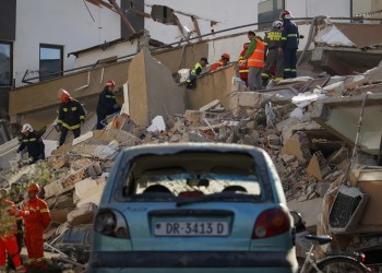 Σεισμός στην Αλβανία: Δείτε ζωντανά τις προσπάθειες των συνεργείων διάσωσης να εντοπίσουν επιζώντες (βίντεο)