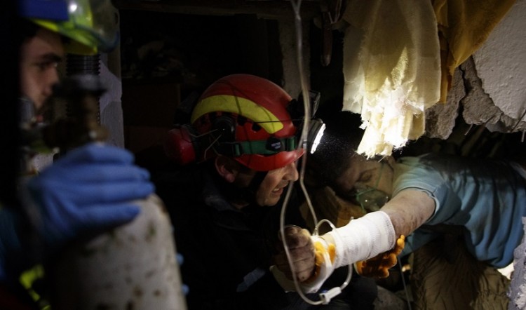 Σεισμός στην Αλβανία: Θρήνος και απελπισία ένα 24ωρο μετά τη δόνηση των 6,4 βαθμών Ρίχτερ (φωτο)