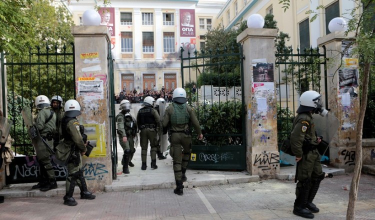 Δύο συλλήψεις φοιτητών για τα επεισόδια στην ΑΣΟΕΕ