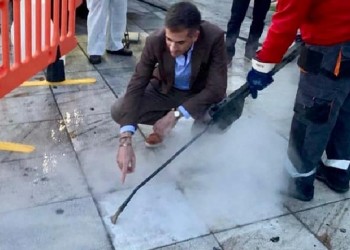 Χιλιάδες κολλημένες τσίχλες στο Σύνταγμα – Επιχείρηση καθαρισμού και απολύμανσης από τον Δήμο Αθηναίων