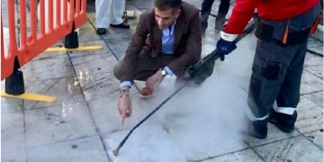 Χιλιάδες κολλημένες τσίχλες στο Σύνταγμα – Επιχείρηση καθαρισμού και απολύμανσης από τον Δήμο Αθηναίων