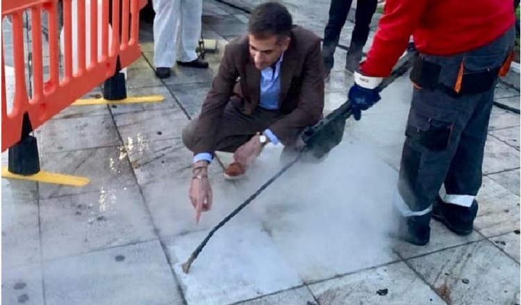 Χιλιάδες κολλημένες τσίχλες στο Σύνταγμα – Επιχείρηση καθαρισμού και απολύμανσης από τον Δήμο Αθηναίων