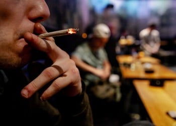 Τι δείχνουν δύο νέες έρευνες για τη συχνή χρήση κάνναβης στους νέους
