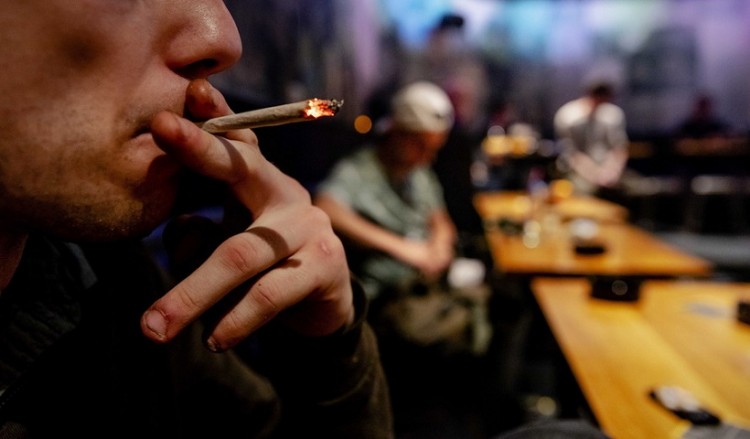 Τι δείχνουν δύο νέες έρευνες για τη συχνή χρήση κάνναβης στους νέους