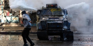 Χιλή: Βίαια επεισόδια, λεηλασίες και εμπρησμοί στις συνεχιζόμενες κινητοποιήσεις (βίντεο)