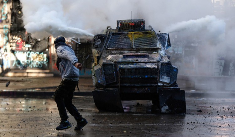 Χιλή: Βίαια επεισόδια, λεηλασίες και εμπρησμοί στις συνεχιζόμενες κινητοποιήσεις (βίντεο)