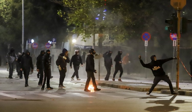 Εξάρχεια: Τρεις αστυνομικοί τραυματίες, συνελήφθη μέλος του Ρουβίκωνα