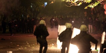 Συνελήφθησαν ανήλικοι με μολότοφ στο Θησείο 3